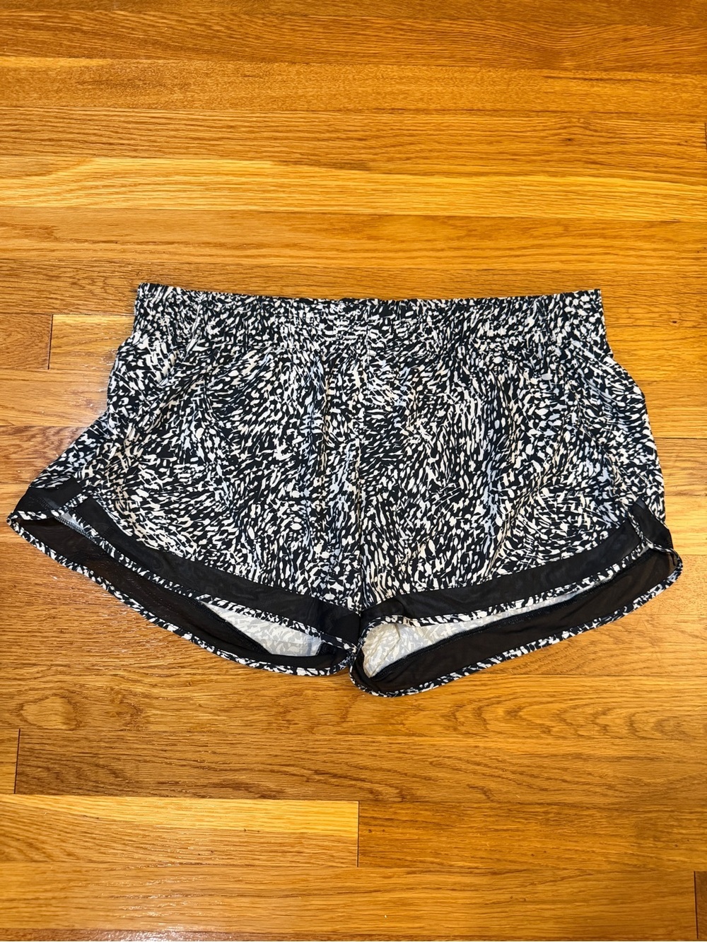 Athleta Printed Mesh Racer Run Short 4" in Black/White Pattern - Size XL